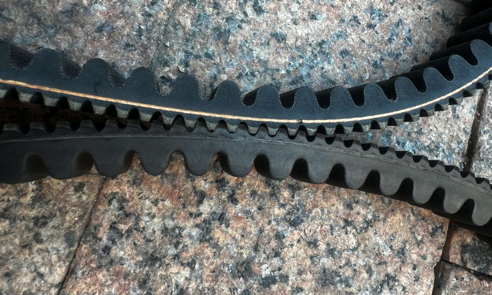 Checking the CVT drive belt on a Piaggio Beverly 400? Stop obsessing over the width. Here is why the depth and glazing matter much more.