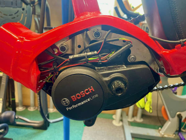Exposed cables of the Bosch e-bike motor.