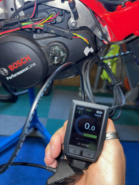 Testing the new Kiox display by plugging it into the motor.