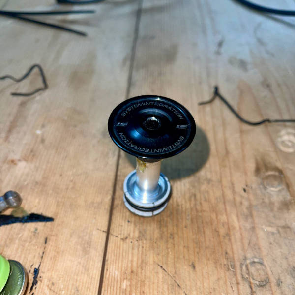 The original compression bung and top cap from the fork steerer.